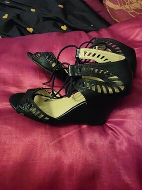 Chinese Laundry Black Lace-Up Cutout Sandals